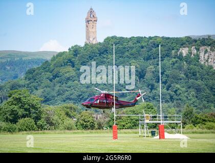 Stirling, Scozia, Regno Unito. 29 Giugno 2021. NELLA FOTO: Sua Maestà la Regina Elisabetta II vola sul suo elicottero Sikorsky privato (registrato: XXEB) il giorno più caldo di quest'anno, atterrando a Stirling Rugby Ground, sulla strada per il Castello di Stirling per la riapertura del Argyle e Sutherland Highlander's Museum a Stirling Castle. Il Royal standard stava volando mentre era al castello. Credit: Colin Fisher/Alamy Live News Foto Stock