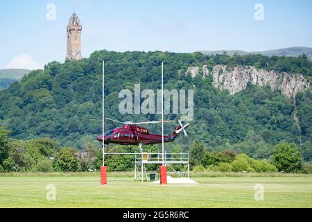 Stirling, Scozia, Regno Unito. 29 Giugno 2021. NELLA FOTO: Sua Maestà la Regina Elisabetta II vola sul suo elicottero Sikorsky privato (registrato: XXEB) il giorno più caldo di quest'anno, atterrando a Stirling Rugby Ground, sulla strada per il Castello di Stirling per la riapertura del Argyle e Sutherland Highlander's Museum a Stirling Castle. Il Royal standard stava volando mentre era al castello. Credit: Colin Fisher/Alamy Live News Foto Stock