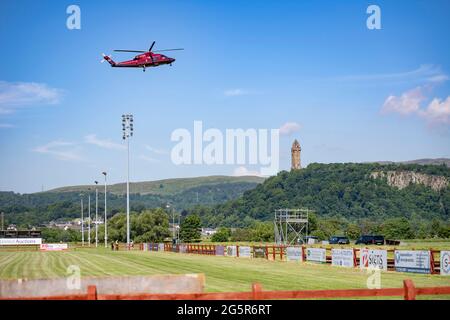 Stirling, Scozia, Regno Unito. 29 Giugno 2021. NELLA FOTO: Sua Maestà la Regina Elisabetta II vola sul suo elicottero Sikorsky privato (registrato: XXEB) il giorno più caldo di quest'anno, atterrando a Stirling Rugby Ground, sulla strada per il Castello di Stirling per la riapertura del Argyle e Sutherland Highlander's Museum a Stirling Castle. Il Royal standard stava volando mentre era al castello. Credit: Colin Fisher/Alamy Live News Foto Stock