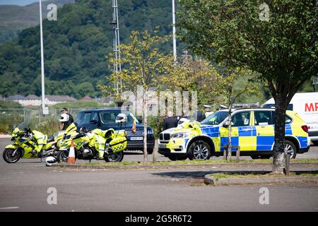 Stirling, Scozia, Regno Unito. 29 Giugno 2021. NELLA FOTO: Sua Maestà la Regina Elisabetta II vola sul suo elicottero Sikorsky privato (registrato: XXEB) il giorno più caldo di quest'anno, atterrando a Stirling Rugby Ground, sulla strada per il Castello di Stirling per la riapertura del Argyle e Sutherland Highlander's Museum a Stirling Castle. Il Royal standard stava volando mentre era al castello. Credit: Colin Fisher/Alamy Live News Foto Stock