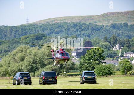 Stirling, Scozia, Regno Unito. 29 Giugno 2021. NELLA FOTO: Sua Maestà la Regina Elisabetta II vola sul suo elicottero Sikorsky privato (registrato: XXEB) il giorno più caldo di quest'anno, atterrando a Stirling Rugby Ground, sulla strada per il Castello di Stirling per la riapertura del Argyle e Sutherland Highlander's Museum a Stirling Castle. Il Royal standard stava volando mentre era al castello. Credit: Colin Fisher/Alamy Live News Foto Stock