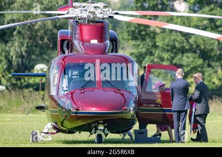 Stirling, Scozia, Regno Unito. 29 Giugno 2021. NELLA FOTO: Sua Maestà la Regina Elisabetta II vola sul suo elicottero Sikorsky privato (registrato: XXEB) il giorno più caldo di quest'anno, atterrando a Stirling Rugby Ground, sulla strada per il Castello di Stirling per la riapertura del Argyle e Sutherland Highlander's Museum a Stirling Castle. Il Royal standard stava volando mentre era al castello. Credit: Colin Fisher/Alamy Live News Foto Stock