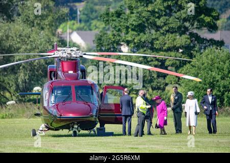 Stirling, Scozia, Regno Unito. 29 Giugno 2021. NELLA FOTO: Sua Maestà la Regina Elisabetta II vola sul suo elicottero Sikorsky privato (registrato: XXEB) il giorno più caldo di quest'anno, atterrando a Stirling Rugby Ground, sulla strada per il Castello di Stirling per la riapertura del Argyle e Sutherland Highlander's Museum a Stirling Castle. Il Royal standard stava volando mentre era al castello. Credit: Colin Fisher/Alamy Live News Foto Stock