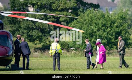 Stirling, Scozia, Regno Unito. 29 Giugno 2021. NELLA FOTO: Sua Maestà la Regina Elisabetta II vola sul suo elicottero Sikorsky privato (registrato: XXEB) il giorno più caldo di quest'anno, atterrando a Stirling Rugby Ground, sulla strada per il Castello di Stirling per la riapertura del Argyle e Sutherland Highlander's Museum a Stirling Castle. Il Royal standard stava volando mentre era al castello. Credit: Colin Fisher/Alamy Live News Foto Stock