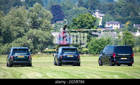 Stirling, Scozia, Regno Unito. 29 Giugno 2021. NELLA FOTO: Sua Maestà la Regina Elisabetta II vola sul suo elicottero Sikorsky privato (registrato: XXEB) il giorno più caldo di quest'anno, atterrando a Stirling Rugby Ground, sulla strada per il Castello di Stirling per la riapertura del Argyle e Sutherland Highlander's Museum a Stirling Castle. Il Royal standard stava volando mentre era al castello. Credit: Colin Fisher/Alamy Live News Foto Stock