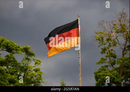 Berlino, Germania. 29 Giugno 2021. La bandiera tedesca sta sventolando nel vento di fronte alle nuvole scure. Oggi è la partita della squadra tedesca contro l'Inghilterra nel round del 16. Credit: Kira Hofmann/dpa-Zentralbild/dpa/Alamy Live News Foto Stock