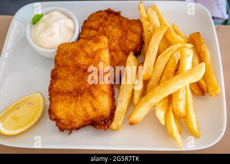 Pesce fritto in pangrattato servito in una taverna greca. Foto Stock