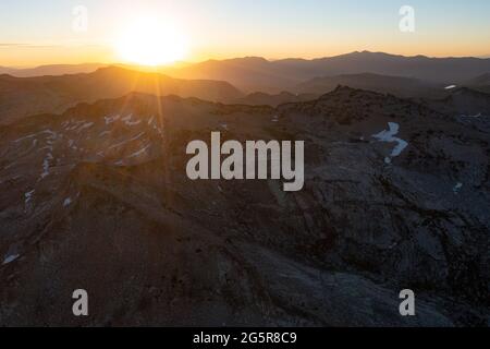 All'interno della Desolation Wilderness, protetta dalla Confederazione, il sole sorge sulle aspre montagne della Sierra Nevada, nella California settentrionale. Foto Stock