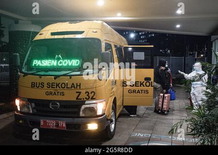 Giacarta, Indonesia. 28 Giugno 2021. I pazienti di Covid-19 arrivano all'ospedale di emergenza Wisma Atlet Covid-19 per sottoporsi alla quarantena. L'Indonesia ha registrato un aumento significativo dei casi di COVID-19, registrando in media più di 21,000 casi al giorno che hanno messo sotto pressione gli ospedali, anche a Giacarta e nei suoi dintorni, dove la maggior parte dei letti ospedalieri sono pieni. (Foto di Ria Krisadhi/SOPA Images/Sipa USA) Credit: Sipa USA/Alamy Live News Foto Stock