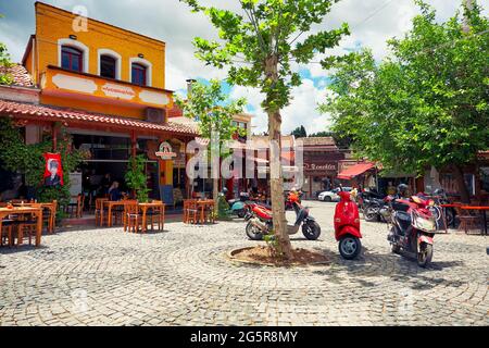 Urla, İzmir, Turchia - Giugno, 2021: Storica piazza del bazar di Malgaca nella città vecchia di Urla, İzmir, Turchia. Foto Stock