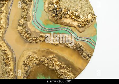 Pittura di Pound di resina con colori dorati e verdi con vetro. Foto Stock