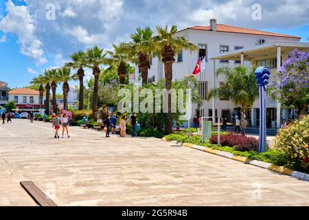 Urla, İzmir, Turchia - Giugno, 2021: Piazza Urla con la costruzione del comune e la gente che cammina a İzmir, Turchia. Foto Stock