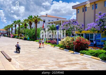 Urla, İzmir, Turchia - Giugno, 2021: Piazza Urla con la costruzione del comune e la gente che cammina a İzmir, Turchia. Foto Stock