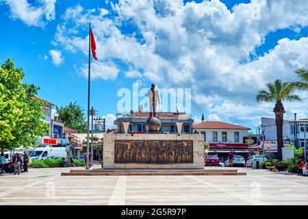 Urla, İzmir, Turchia - Giugno, 2021: Piazza Urla con la statua di Ataturk per incontri e celebrazioni nazionali a İzmir, Turchia. Foto Stock