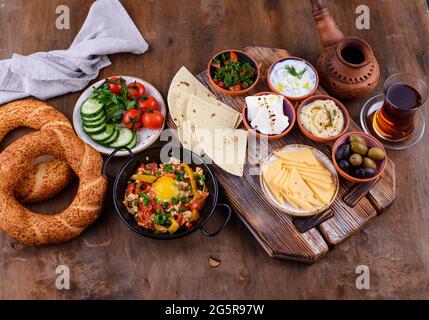 Colazione turca tradizionale con meze e simit Foto Stock