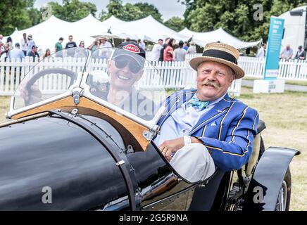 Passeggeri seduti in un Bugatti Type 51 al Classic Car Show Syon Park 2021 Londra UK Foto Stock