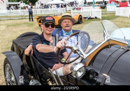 Passeggeri seduti in un Bugatti Type 51 al Classic Car Show Syon Park 2021 Londra UK Foto Stock