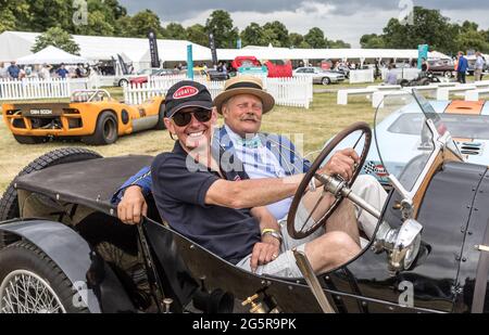 Passeggeri seduti in un Bugatti Type 51 al Classic Car Show Syon Park 2021 Londra UK Foto Stock