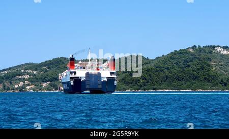 SKIATHOS, GRECIA - LUGLIO 2020: Express Skiathos traghetto da Hellenic Seaways compagnia di traghetti arrivo a Skiathos isola, Sporades, Grecia. Foto Stock