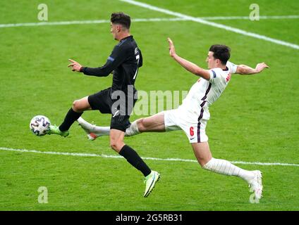 Kai Havertz (a sinistra) in Germania e Harry Maguire in Inghilterra combattono per la palla durante la partita UEFA Euro 2020 del 16 allo stadio Wembley di Londra. Data immagine: Martedì 29 giugno 2021. Foto Stock