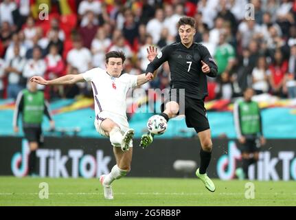 Harry Maguire (a sinistra) in Inghilterra e Kai Havertz in Germania combattono per la palla durante la partita UEFA Euro 2020 del 16 allo stadio Wembley di Londra. Data immagine: Martedì 29 giugno 2021. Foto Stock