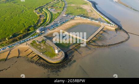 Torre faro di Brightlingsea al tramonto con splendida luce speciale giornata sul mare, Essex, Inghilterra, Regno Unito Foto Stock