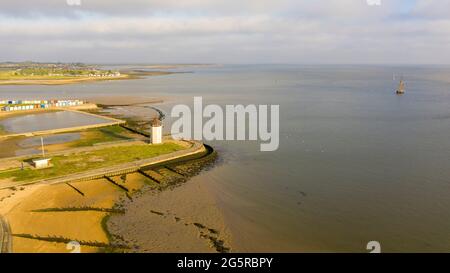 Torre faro di Brightlingsea al tramonto con splendida luce speciale giornata sul mare, Essex, Inghilterra, Regno Unito Foto Stock