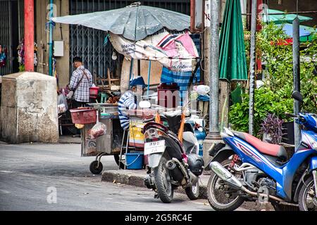 Bangkok, Thailandia 04.07.2021 persone asiatiche che vendono cibo tailandese per le strade di Bangkok Foto Stock