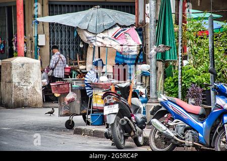 Bangkok, Thailandia 04.07.2021 persone asiatiche che vendono cibo tailandese per le strade di Bangkok Foto Stock