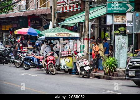 Bangkok, Thailandia 04.07.2021 persone asiatiche che vendono cibo tailandese per le strade di Bangkok Foto Stock