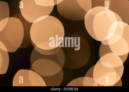 Palline bokeh colorate calde create dalla fotografia fuori fuoco di piccole luci Foto Stock