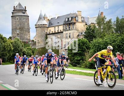 L'illustrazione raffigura il pacchetto di piloti in azione durante la quarta tappa della 108a edizione della corsa ciclistica Tour de France, a 150,4 km di distanza Foto Stock