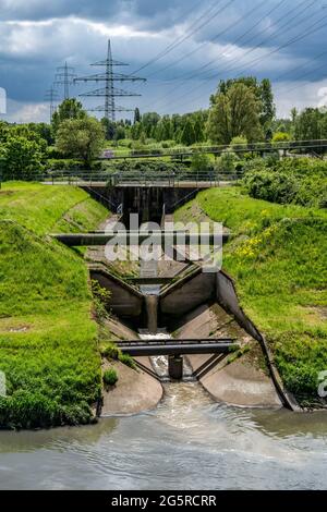 La foce del Läppkes Mühlenbach, acque reflue, nel fiume Emscher, acque reflue, è in fase di rinaturalizzazione; Conversione di Emscher, ciclo e sentiero su un Foto Stock