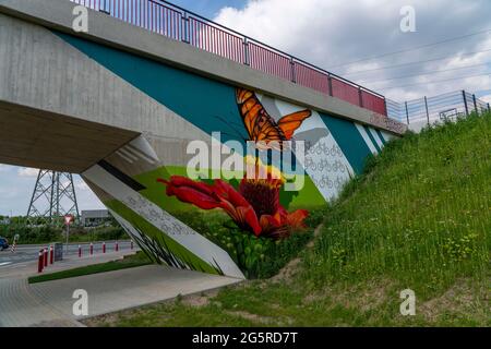 Nuova pista ciclabile e ponte pedonale, sezione della RS1, Radschnellweg Ruhr, su Boulevard Berthold-Beitz, a Essen, NRW, Germania Foto Stock