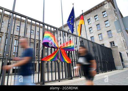Berlino, Germania. 29 Giugno 2021. Un grande arco in colori arcobaleno è attaccato alla recinzione di fronte all'ingresso principale del Ministero federale delle finanze. Credit: Wolfgang Kumm/dpa/Alamy Live News Foto Stock