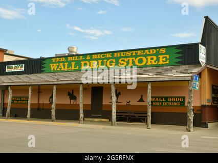 Edificio storico a Wall, South Dakota, la porta d'ingresso al Badlands National Park. Negozio di farmaci da parete. Foto Stock