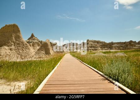 Passerella tra le formazioni rocciose, le formazioni di Chadron, nel Badlands National Park eroded Buttes e Pinnacles nel South Dakota, USA Foto Stock