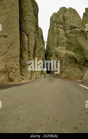 Tunnel sulla Needles Highway a Custer state Park, Custer, South Dakota, USA Foto Stock