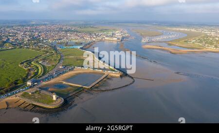 Torre faro di Brightlingsea al tramonto con splendida luce speciale giornata sul mare, Essex, Inghilterra, Regno Unito Foto Stock