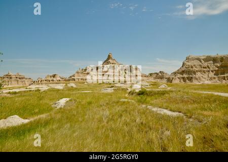 Vista delle formazioni rocciose, delle formazioni di Chadron, attraverso la prateria nel Badlands National Park eroded Buttes e Pinnacles in South Dakota, USA Foto Stock