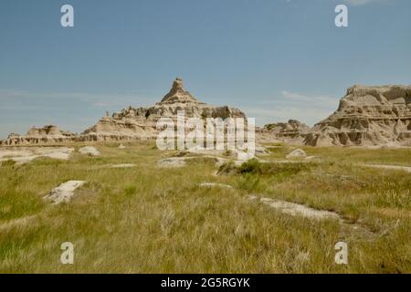 Vista delle formazioni rocciose, delle formazioni di Chadron, attraverso la prateria nel Badlands National Park eroded Buttes e Pinnacles in South Dakota, USA Foto Stock