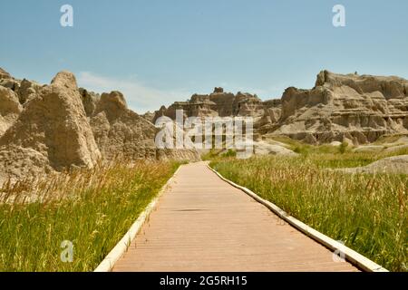 Passerella tra le formazioni rocciose, le formazioni di Chadron, nel Badlands National Park eroded Buttes e Pinnacles nel South Dakota, USA Foto Stock