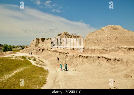 Le persone che camminano le formazioni rocciose, le formazioni di Chadron, nel Badlands National Park erodero Buttes e Pinnacles nel South Dakota, Stati Uniti Foto Stock