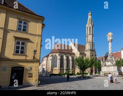 FO ter con Museo della Farmacia, Chiesa Benedettina e Statua della Santissima Trinità, Sopron, Ungheria Foto Stock