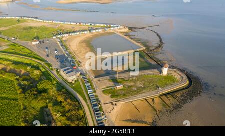 Torre faro di Brightlingsea al tramonto con splendida luce speciale giornata sul mare, Essex, Inghilterra, Regno Unito Foto Stock