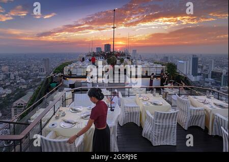 Vista su Bangkok con il ristorante Vertigo Grill al Banyan Tree Hotel, i principali hotel del mondo, la città, Bangkok, Thailandia Foto Stock