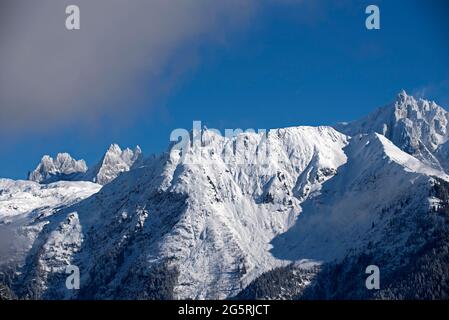 Francia, alta Savoia (74), Alpi, Aiguilles de Chamonix (a sinistra), Aiguille du Midi (3842m a destra) Foto Stock