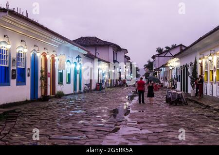 PARATY, BRASILE - 1 FEBBRAIO 2015: La gente cammina in una strada stretta una vecchia città coloniale Paraty, Brasile Foto Stock