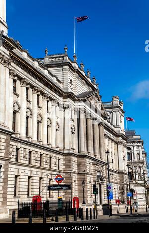 Inghilterra, Londra, Westminster, Whitehall, HM Treasury Building su Parliament Street Foto Stock