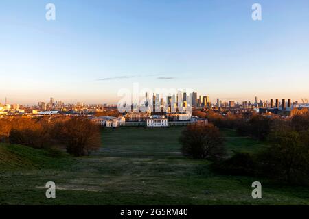 Inghilterra, Londra, Greenwich, vedute dello skyline di Londra e del Canary Wharf Skyline da Greenwich Park Foto Stock